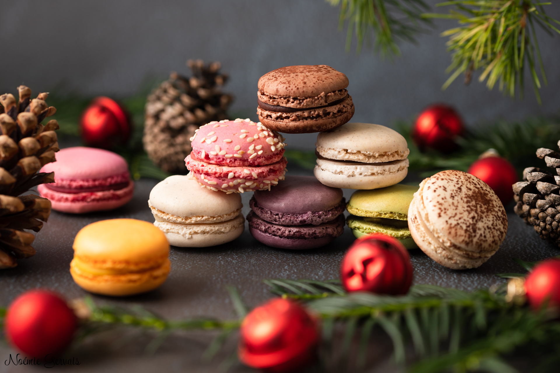 Photographe pâtisserie Macarons colorés à Noël
