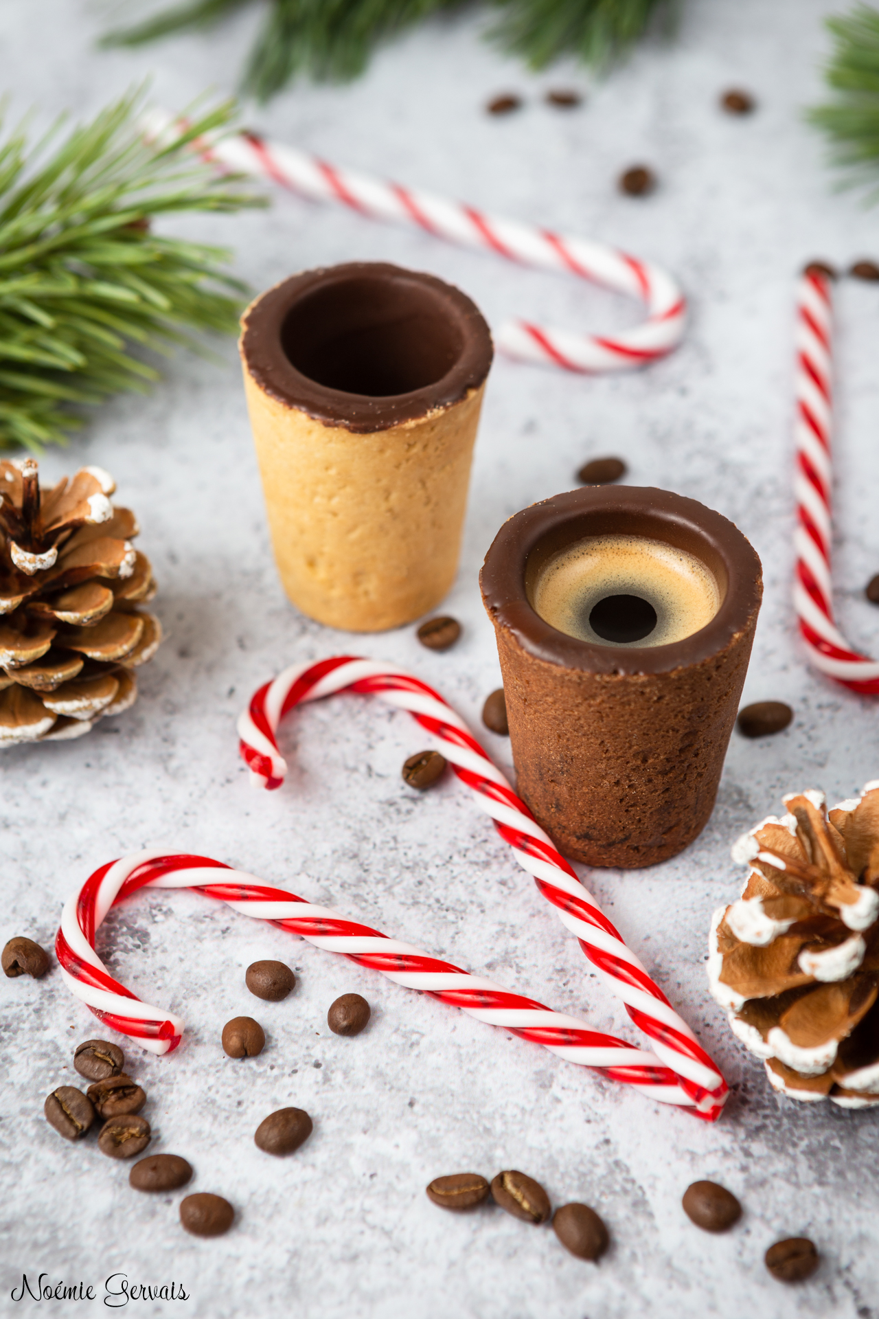 Tasses de café comestibles dans une ambiance de Noël