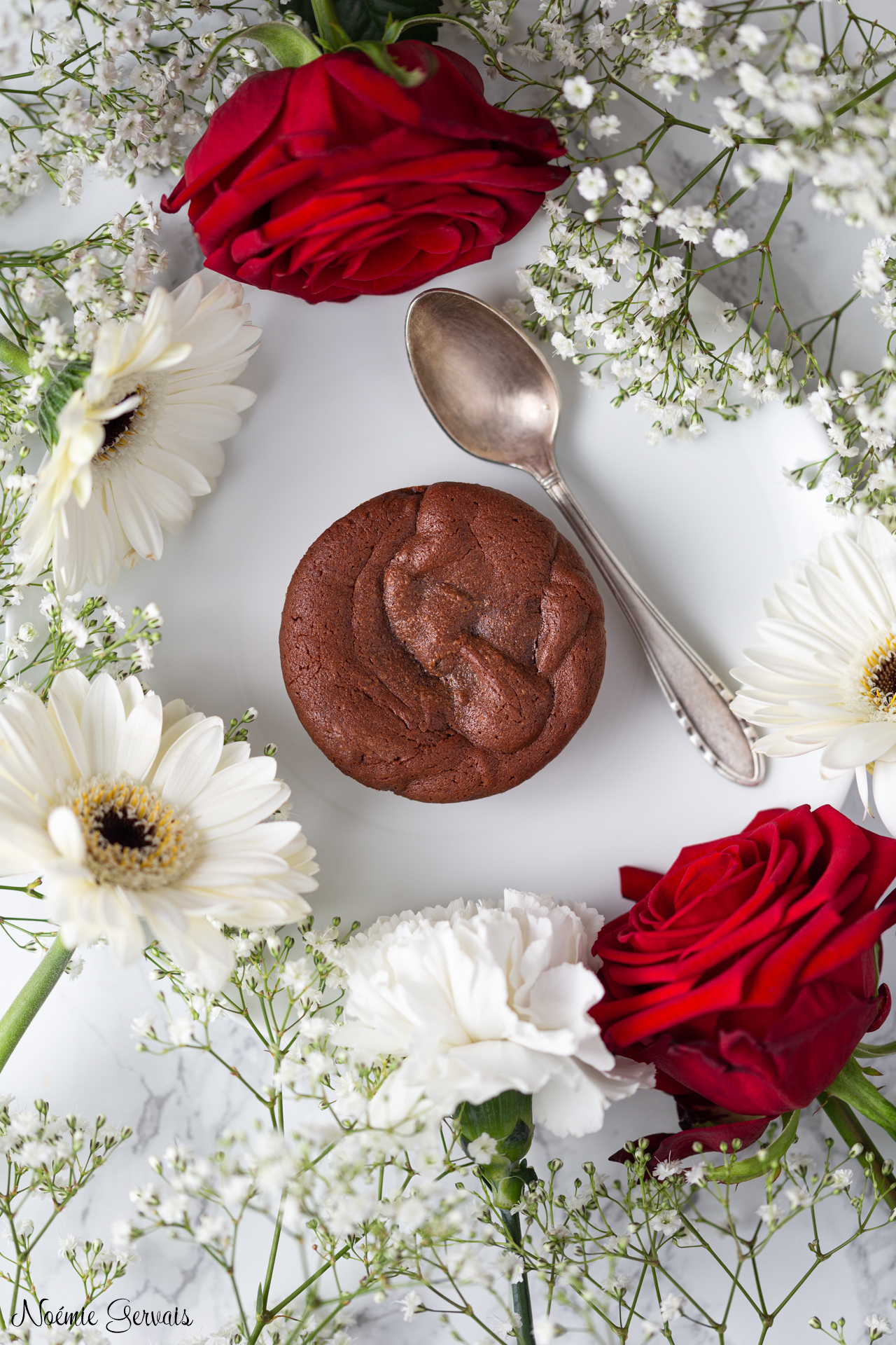 Photographe culinaire Fondant au chocolat avec décor fleuri