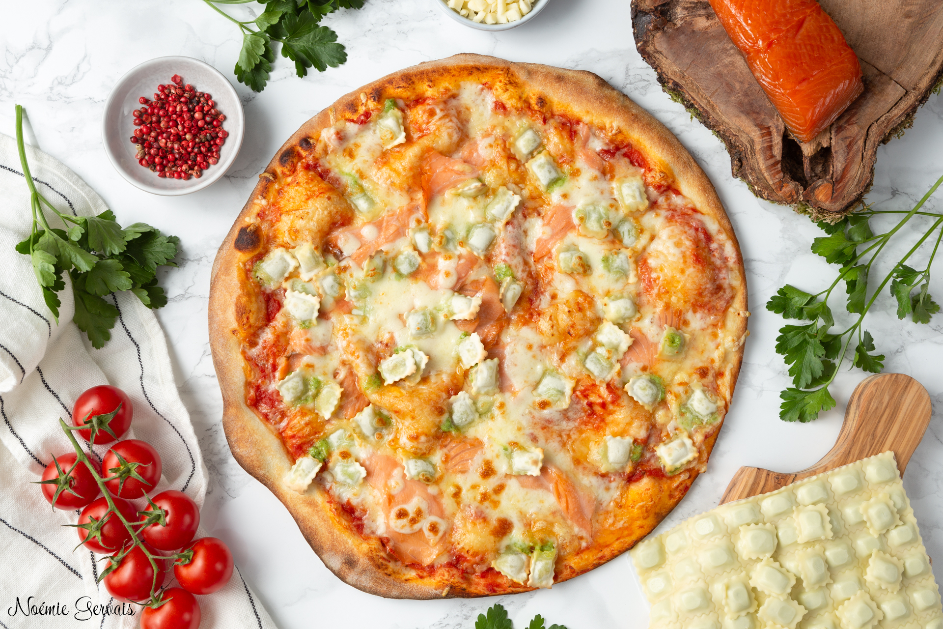 Photographie culinaire Pizza aux ravioles et saumon