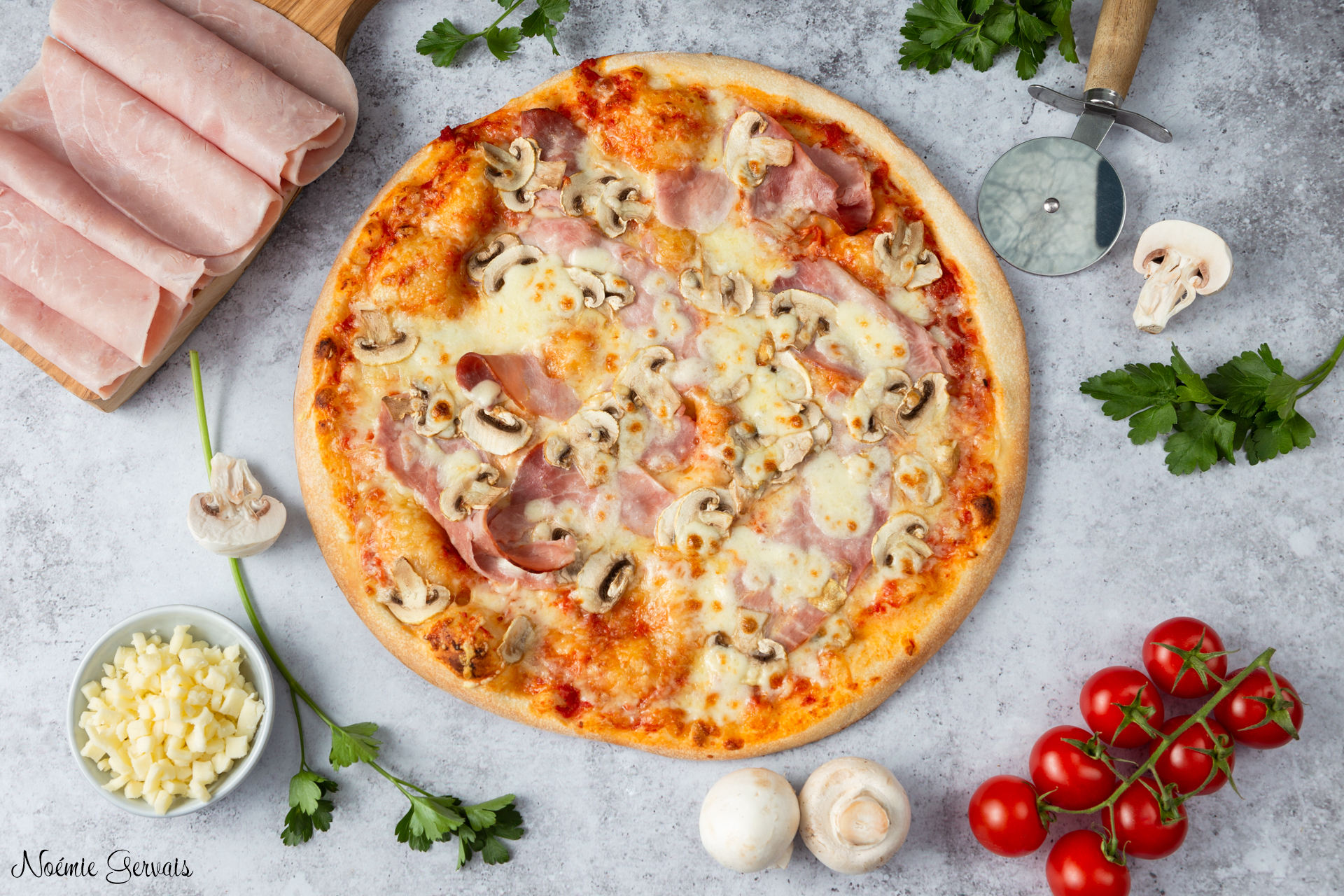 Photographie culinaire Pizza au jambon et champignons