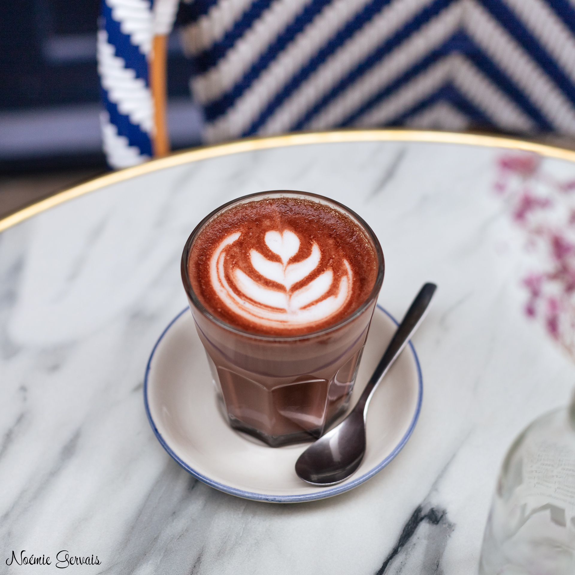 Photographe culinaire Chocolat chaud dans un coffee shop