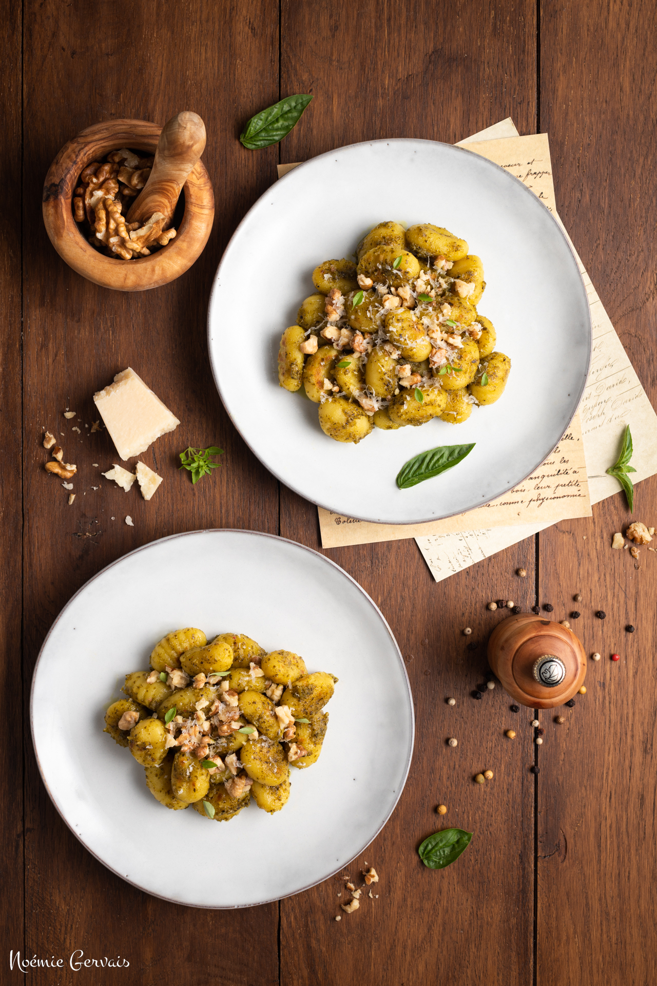 Gnocchis au pesto avec noix concassées et parmesan